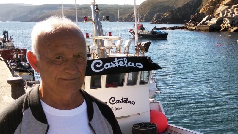 Xosé Barizo y su barco, el Novo Castelao, en Malpica. / HENRIQUE MARIÑO
