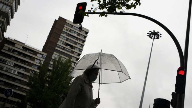 Una mujer pasea con un paraguas en un día de lluvia. Óscar Cañas / Europa Press / Archivo