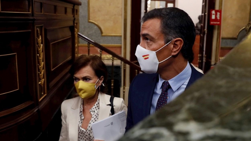 El presidente del Gobierno, Pedro Sánchez (d) y la vicepresidenta primera, Carmen Calvo (i) a su llegada a la sesión de control al Gobierno en el Congreso este miércoles