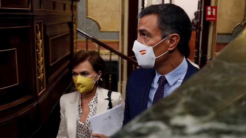 El presidente del Gobierno, Pedro Sánchez (d) y la vicepresidenta primera, Carmen Calvo (i) a su llegada a la sesión de control al Gobierno en el Congreso este miércoles