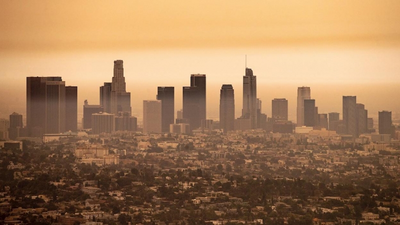 Vista del centro de Los Ángeles bajo un cielo nublado naranja por la tarde hoy, en California (EE. UU.). El humo de los incendios forestales de California en lo alto de la atmósfera en todo el estado bloqueó la luz solar y convirtió el cielo en naranja y