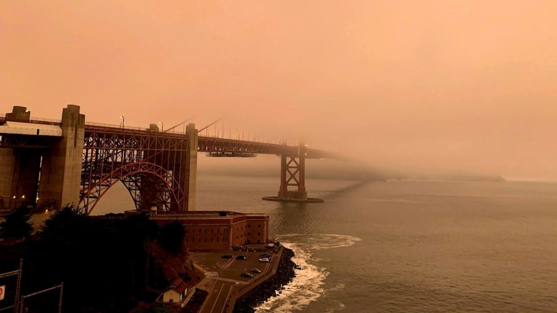 El intenso humo de estos días a causa de los incendios declarados en California (EE.UU.) se unió este miércoles a la niebla y cubrió San Francisco con un cielo inédito de un intenso color naranja que recordaba al imaginario del Apocalipsis. EFE/Marc Arcas