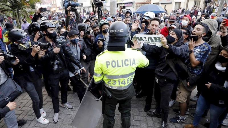 Un policía hablando con manifestantes durante una protesta contra la violencia policial, en Bogotá. EFE/ Mauricio Dueñas Castañeda