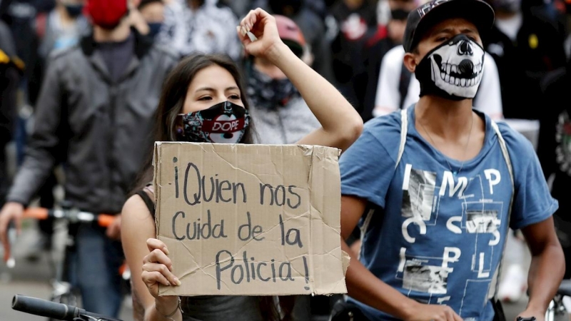 Manifestantes participan en una protesta contra la violencia policial, en Bogotá (Colombia). EFE/ Mauricio Dueñas Castañeda