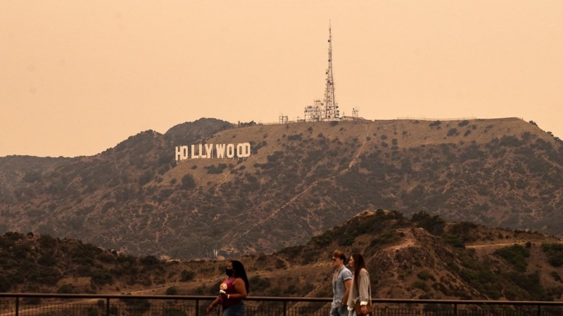 Venice (United States), 11/09/2020.- A view of the Hollywood sign under an orange overcast sky in the afternoon in Los Angeles, California, USA, 10 September 2020. California wildfire smoke high in the atmosphere all over the state blocked the sunlight an