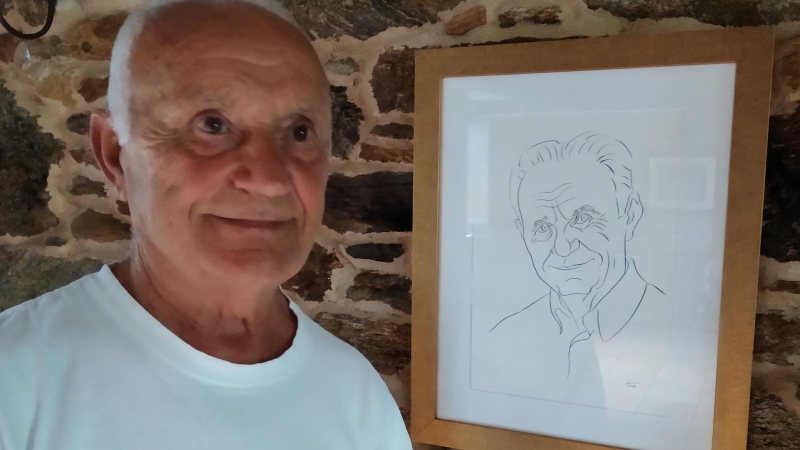Xosé Barizo, junto al retrato que le dibujó Siro López. / HENRIQUE MARIÑO