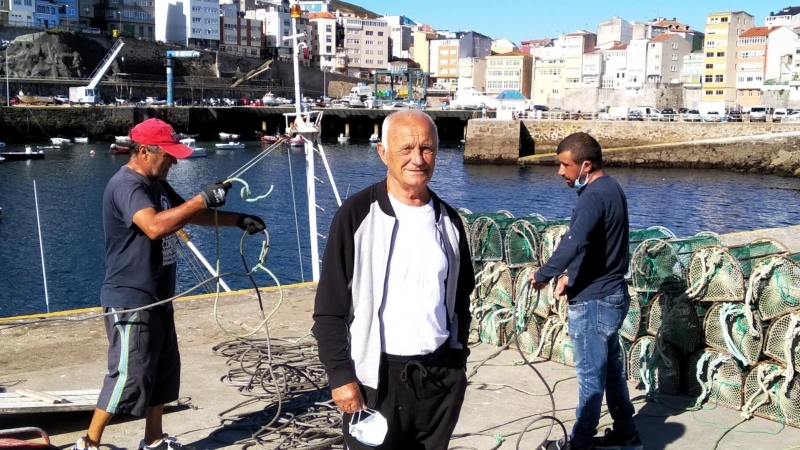 Xosé Barizo Chouciño, en el puerto de Malpica. / HENRIQUE MARIÑO