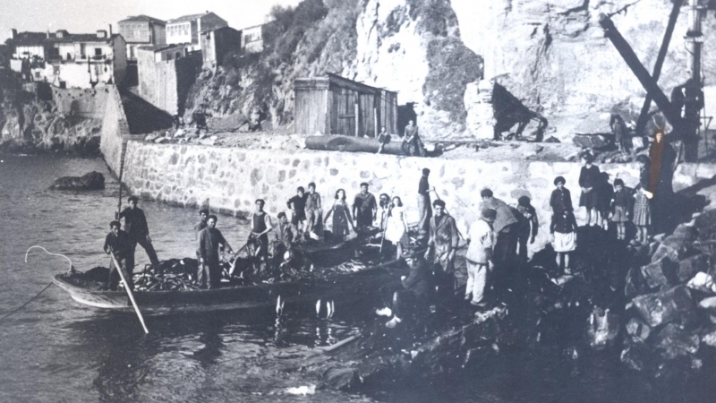 Descarga de pescado a mediados de los años cincuenta. / ARCHIVO XURXO ALFEIRÁN