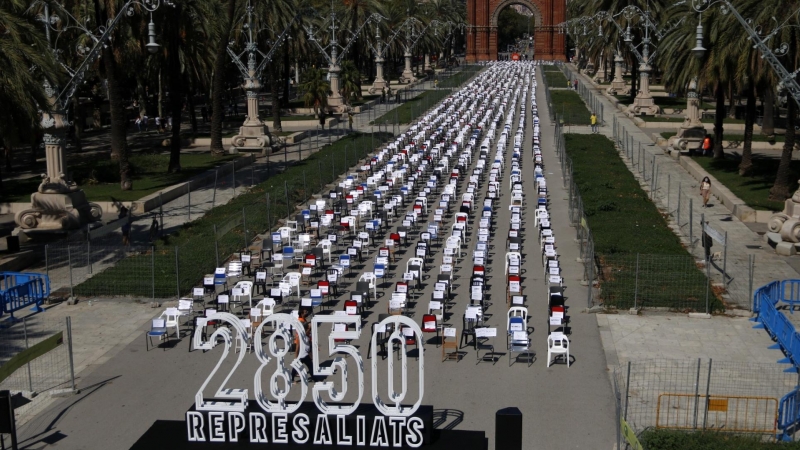 Imatge aèria del passeig Lluís Companys de Barcelona on Òmnium ha instal·lat 2.850 cadires buides per denunciar la repressió. ACN