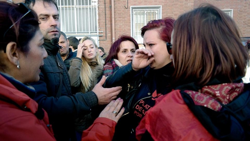 Nani Martínez emocionada en uno de los momentos más tensos del desahucio. / ALCALÁ HOY