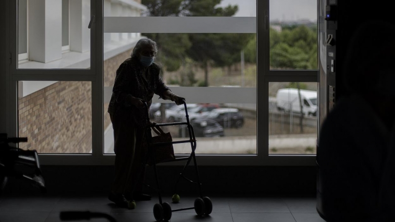 Una residente de un centro de mayores de Madrid camina con un andador. E.P.Eduardo Parra