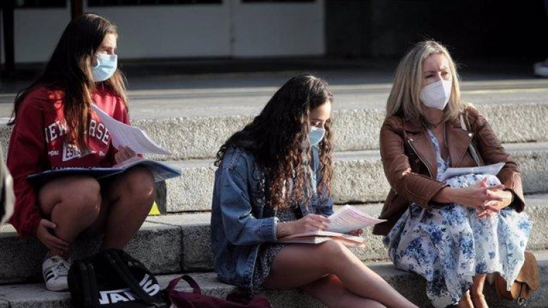 Varios alumnos esperan a comenzar los exámenes a las afueras de la Facultad de Derecho de la Universidad Complutense / EP