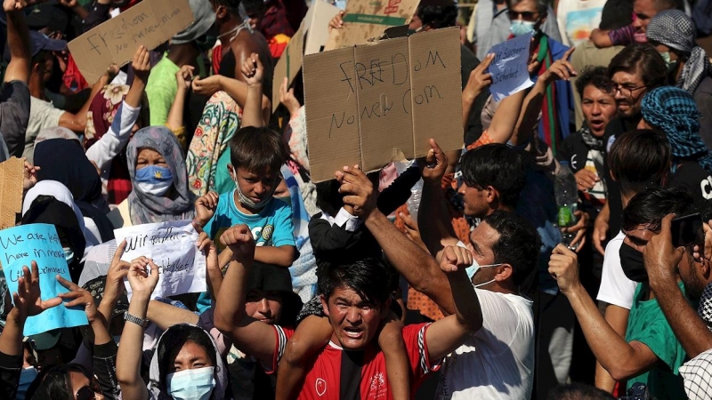 Miles de refugiados del calcinado campo de Moria, en la isla griega de Lesbos, protestas por su condiciones.- EFE/EPA/ORESTIS PANAGIOTOU