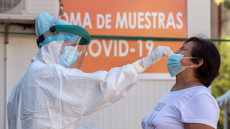 Una enfermera toma una muestras para una prueba PCR a una mujer en el punto instalado en el municipio de Jumilla (Murcia). -EFE/Marcial Guillén