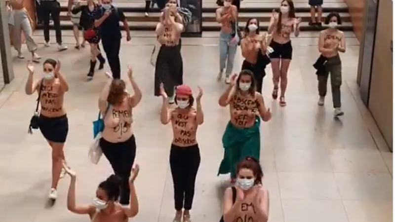 Captura de imagen de Instagram del momento en el que Femen irrumpe en el museo.