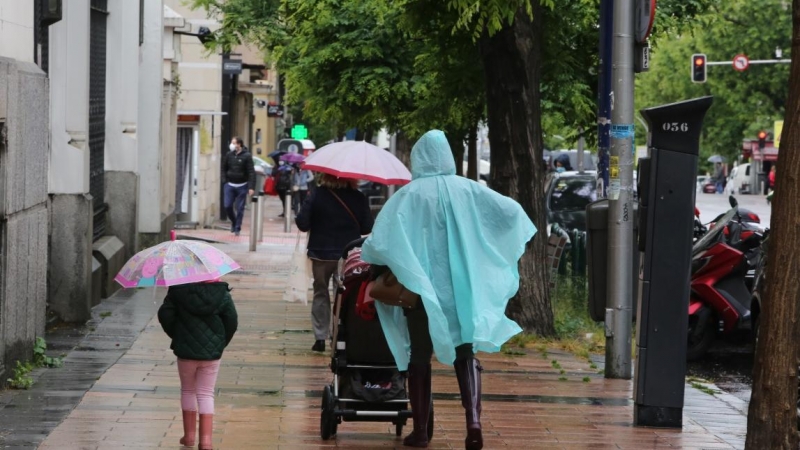 Una mujer y una niña pasean con paraguas en la capital en un día de lluvia y bajada de temperaturas en toda España. Marta Fernández / Europa Press / Archivo