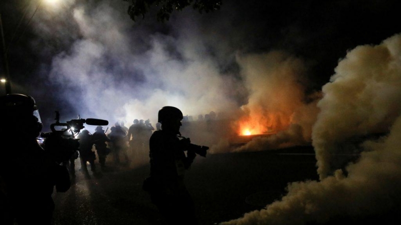 Un fotoperiodista cubre las protestas y disturbios raciales en Portland, Oregón, EEUU.-REUTERS/Carlos Barria