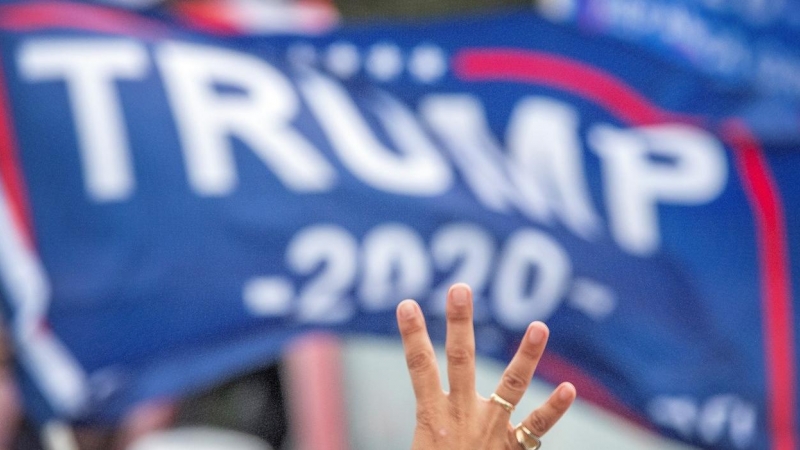 Un partidario de Trump muestra 4 dedos pidiendo 4 años más de la presidencia del presidente estadounidense Donald J. Trump. EFE / EPA / CRISTOBAL HERRERA-ULASHKEVICH