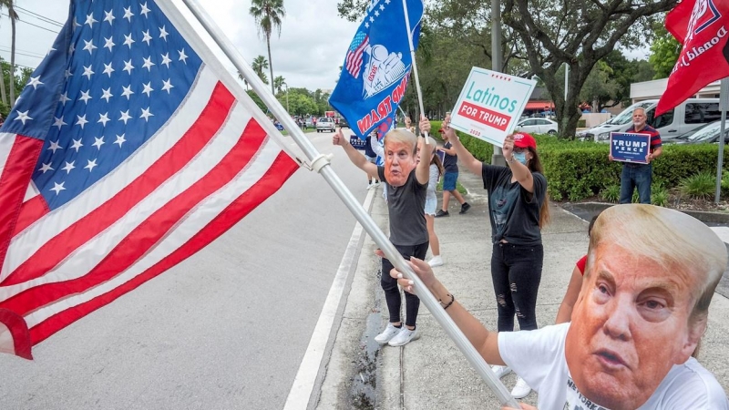 Los partidarios usan la máscara de Trump durante la caravana llamada 'La madre de todas las caravanas' en Miami. EFE / EPA / CRISTOBAL HERRERA-ULASHKEVICH0