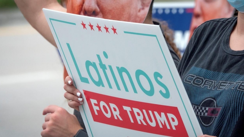 Miles de partidarios de Trump asisten a una caravana llamada 'La madre de todas las caravanas' en Miami, Florida. EFE / EPA / CRISTOBAL HERRERA-ULASHKEVICH