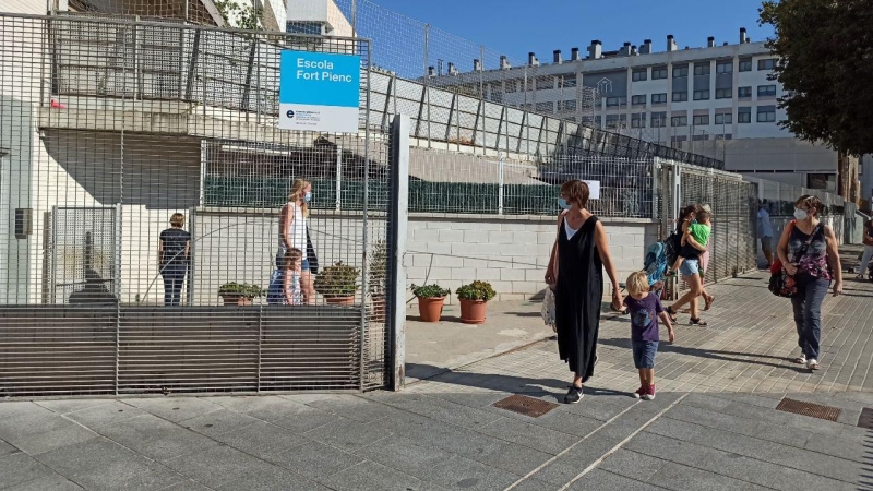 Les famílies porten els infants a l'Escola Fort Pienc de Barcelona el primer dia de curs amb totes les mesures de seguretat sanitària. Maria Rubio