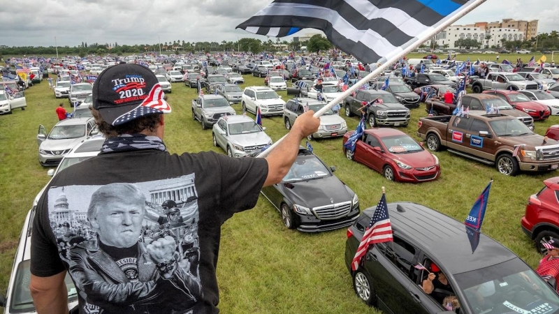 Miles de partidarios de Trump asisten a una caravana llamada 'La madre de todas las caravanas' en Miami, Florida. EFE / EPA / CRISTOBAL HERRERA-ULASHKEVICH