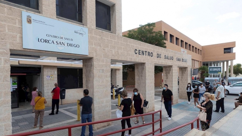 Varias personas esperan para hacerse una prueba PCR en el Centro de Salud del Barrio de San Diego de Lorca, Murcia. | EFE