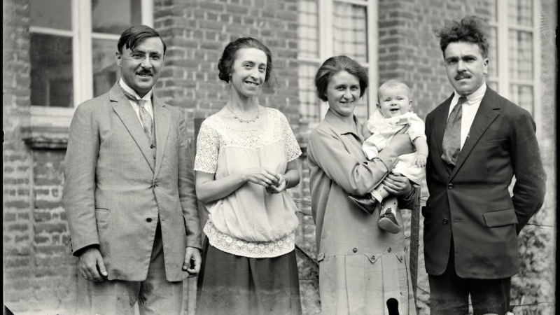 Joseph Wattebled (a la derecha), tras el nacimiento de su hija Françoise. Mondicourt, 1926.- JOSEPH WATTEBLED
