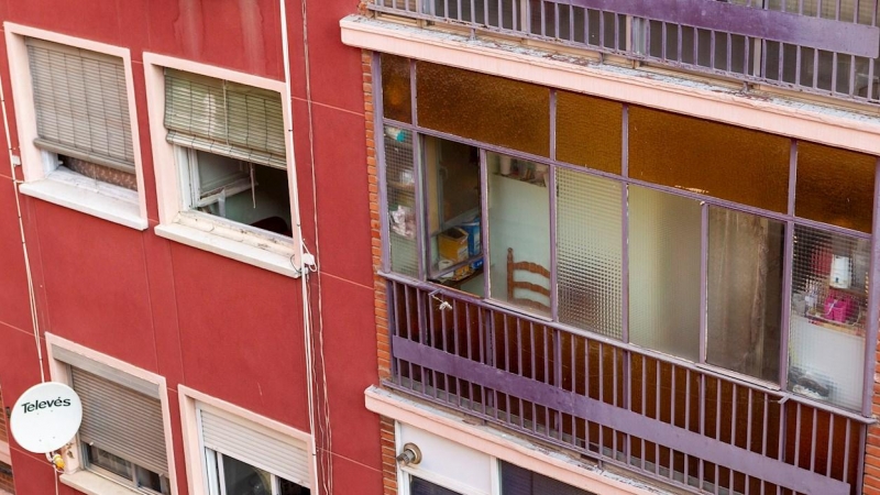 Fotografía tomada este martes del exterior de una vivienda en Zaragoza donde anoche un hombre mató a su hija de 4 años tras discutir con la madre de la pequeña | EFE