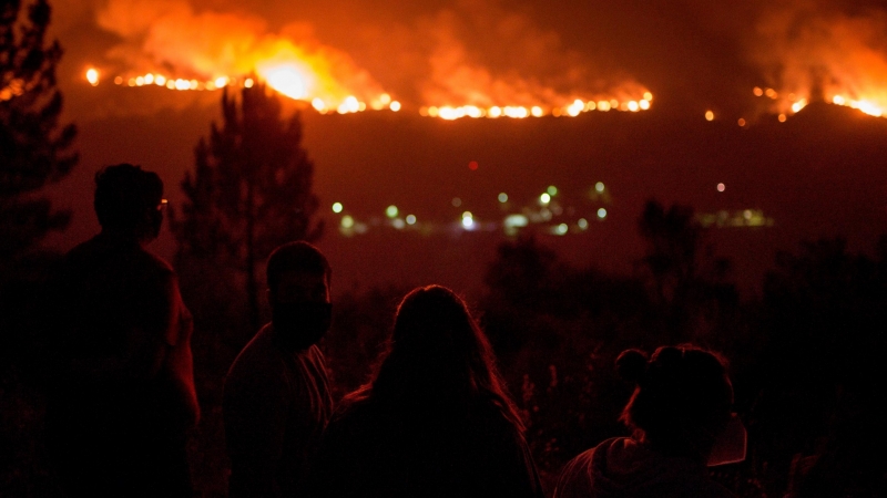 El incendio forestal iniciado este fin de semana en Vilariño de Conso, en la provincia de Ourense, obliga a salir a los vecinos de sus casas para luchar contra el fuego. EFE/Brais Lorenzo