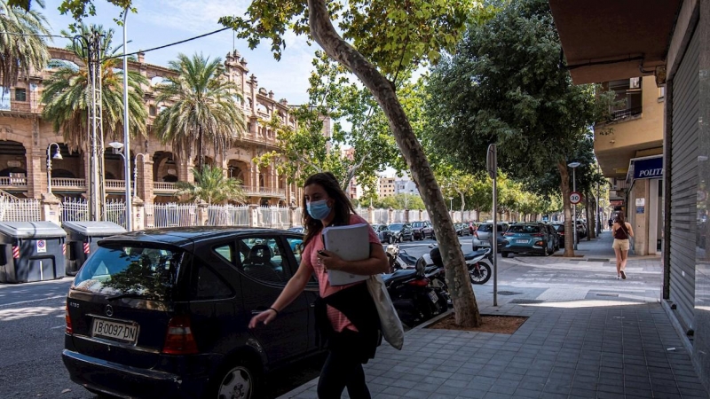 Una mujer con mascarilla camina por la avenida del Arquitecte Bennàssar en Palma, donde el Govern ha anunciado nuevas medidas para contener los contagios | EFE