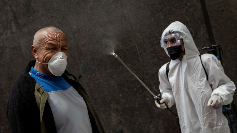 Un hombre pasa por un pasillo de desinfección contra la COVID-19, el 15 de junio de 2020 en Caracas (Venezuela). | EFE