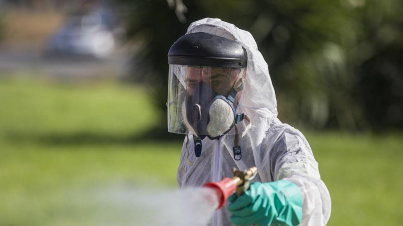 Un trabajador durante las labores de fumigación contra los mosquitos causantes del virus del Nilo en Coria del Río, Sevilla. María José López / Europa Press / Archivo