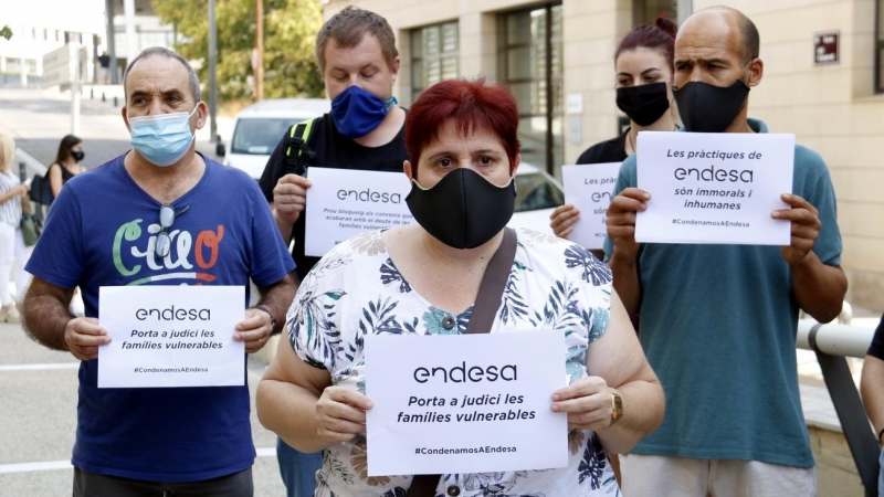 La veïna de Lleida a qui Endesa reclama més de 5.000 euros, durant la concentració davant dels jutjats de Lleida, abans del judici. Laura Cortés | ACN