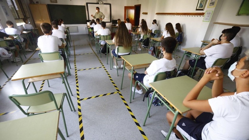Una clase del colegio San Rafael del Obispo en Córdoba este martes en el comienzo del nuevo curso escolar de secundaria. /EFE