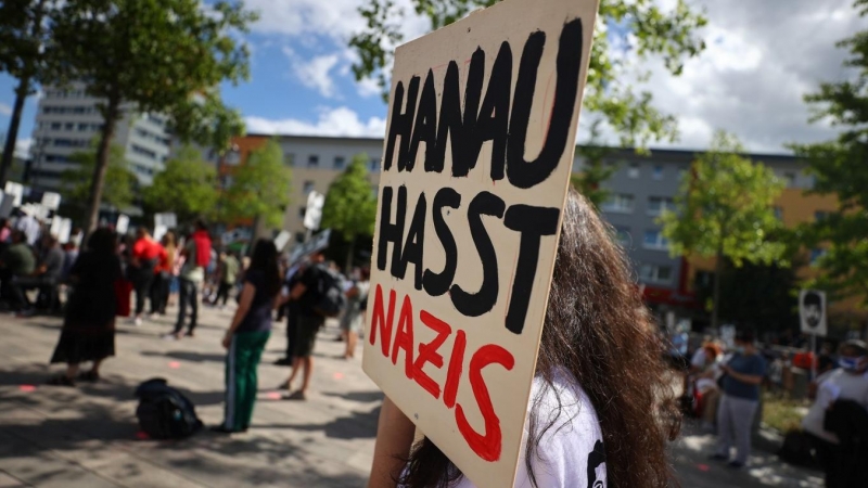 Un grupo de manifestantes marchan por la ciudad de Hanau para conmemorar el ataque racista a principios de este año que dejó ocho muertos en dos tiroteos en la ciudad alemana. La pancarta dice 'Hannau odia a los nazis'. / Reuters/ Kai Pfaffenbach