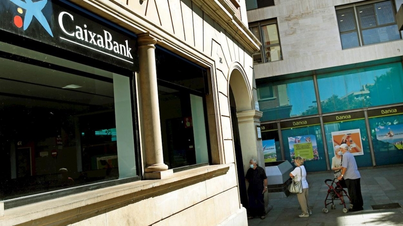 Una oficina de Bankia junto a otra de CaixaBank en el centro de la localidad de L'Hospitalet (Barcelona). EFE/Toni Albir