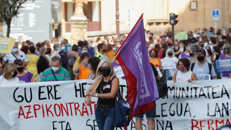 Vista de la manifestación convocada este martes en San Sebastián por los sindicatos de la enseñanza. /EFE