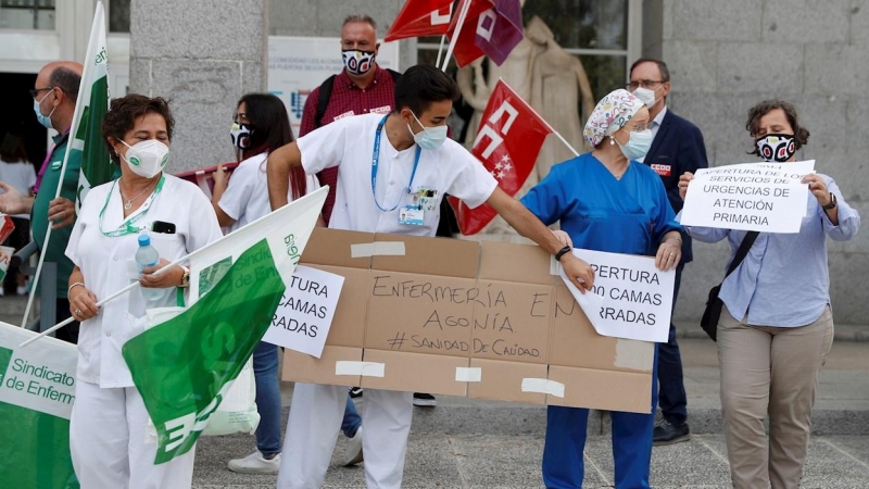 Manifestación que los sindicatos de la sanidad pública en la Comunidad de Madrid han convocado este martes ante el hospital Clínico de Madrid. /EFE