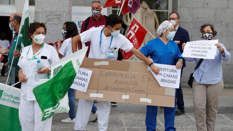 Manifestación que los sindicatos de la sanidad pública en la Comunidad de Madrid han convocado este martes ante el hospital Clínico de Madrid. /EFE