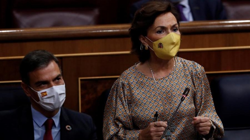 La vicepresidenta primera del Gobierno, Carmen Calvo, durante su intervención en la sesión de control al Ejecutivo que se celebra este miércoles en el Congreso. Junto a ella, el presidente del Gobierno, Pedro Sánchez./ EFE/ J.J. Guillén