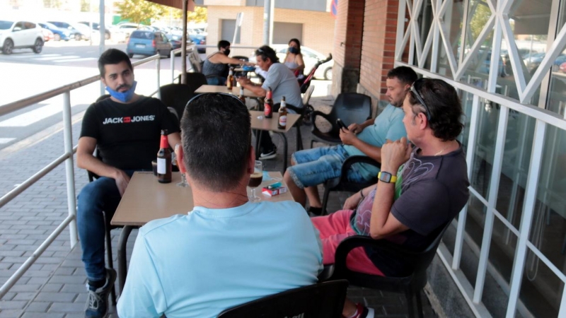 Terrrassa d'un bar d'Alcarràs. Salvador Miret | ACN