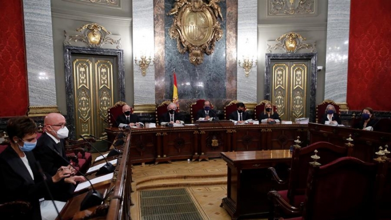 Gonzalo Boye (2i), abogado del presidente de la Generalitat, Quim Torra, interviene durante la vista que se celebra este jueves en el Tribunal Supremo, en Madrid, para revisar la condena e inhabilitación de Torra por desobediencia por no retirar los lazos