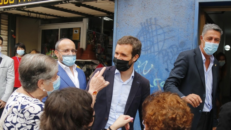 El president del PP, Pablo Casado, i l'alcalde de Badalona, Xavier Garcia Albiol, saludant veïns del barri de la Salut. JORDI PUJOLAR