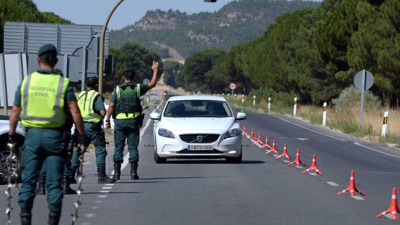 Guardias civiles controlando las entradas de vehículos a Íscar en el primer confinamiento, que empezó el 2 de agosto. /EFE