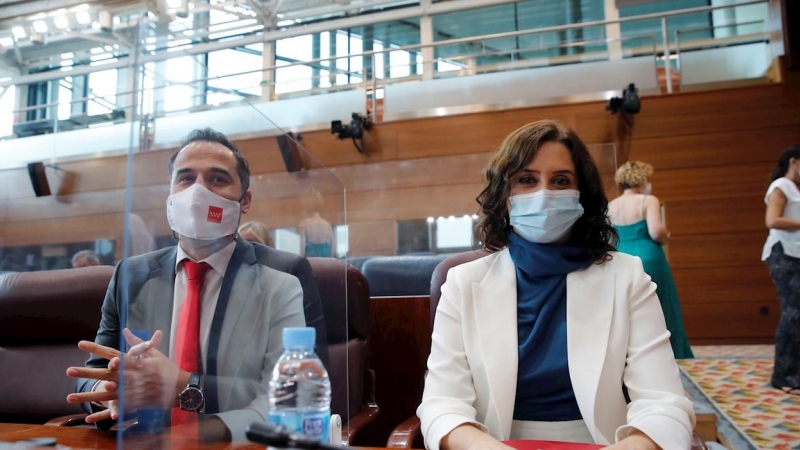 14/09/2020.- La presidenta regional, Isabel Díaz Ayuso, antes del inicio del debate sobre el estado de la región este lunes en la Asamblea de Madrid, con el que se reabre el periodo de sesiones. Junto a ella el vicepresidente madrileño, Ignacio Aguado. EF