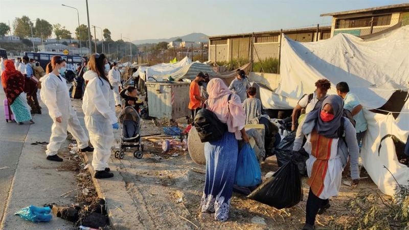 La Policía griega comenzó este jueves una amplia operación de traslado de los miles de refugiados que duermen desde hace días en los alrededores del devastado campo de Moria, en la isla de Lesbos, a un nuevo campo que aún está en construcción.En las prime
