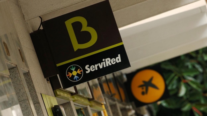 Los logos de Bankia y de Caixabank, en sendas sucursales en el centro de Madrid. REUTERS/Albert Gea