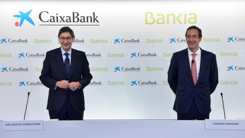 El presidente de Bankia, que será presidente ejecutivo de la nueva entidad, José Ignacio Goirigolzarri, y el consejero delegado de CaixaBank, que será consejero delegado de la nueva entidad, Gonzalo Gortázar, durante la rueda de prensa para presentar el a