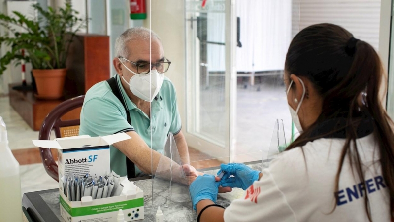 11/09/2020.- Una enfermera toma una muestra de sangre a un ciudadano para un test serológico, en el Centro de Día de Mayores de La Isleta. EFE/Quique Curbelo